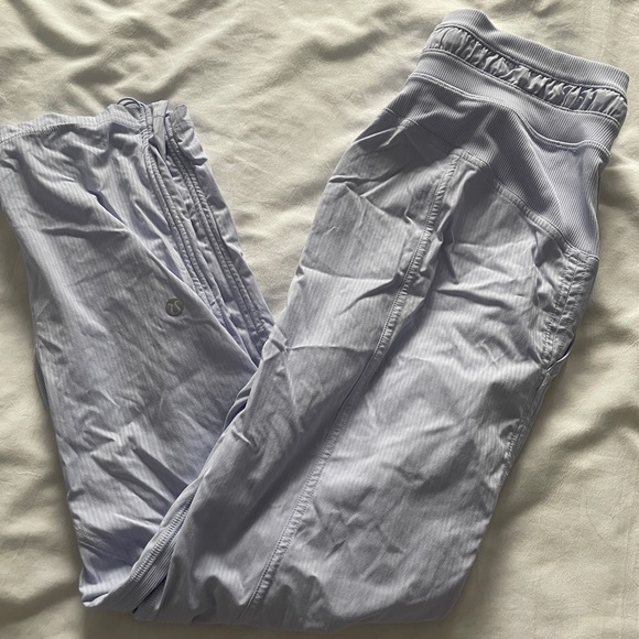 Luluemon lavender cropped studio pants - Picture 4 of 4